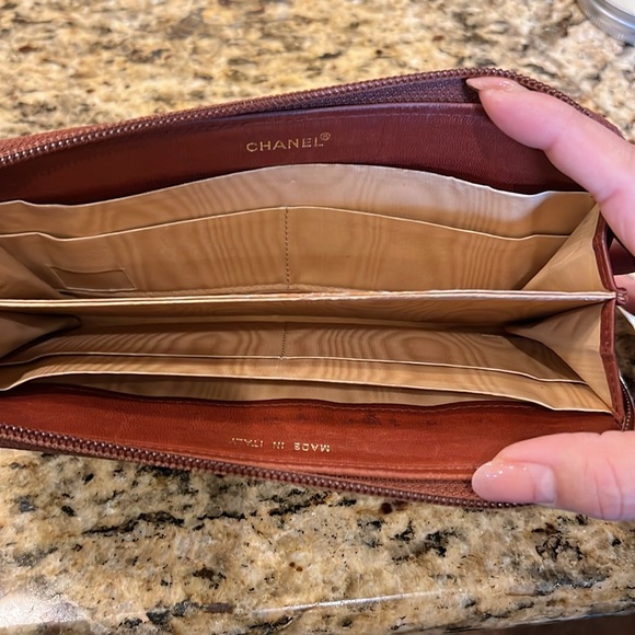 Authentic Chanel caviar leather wallet - Picture 9 of 13